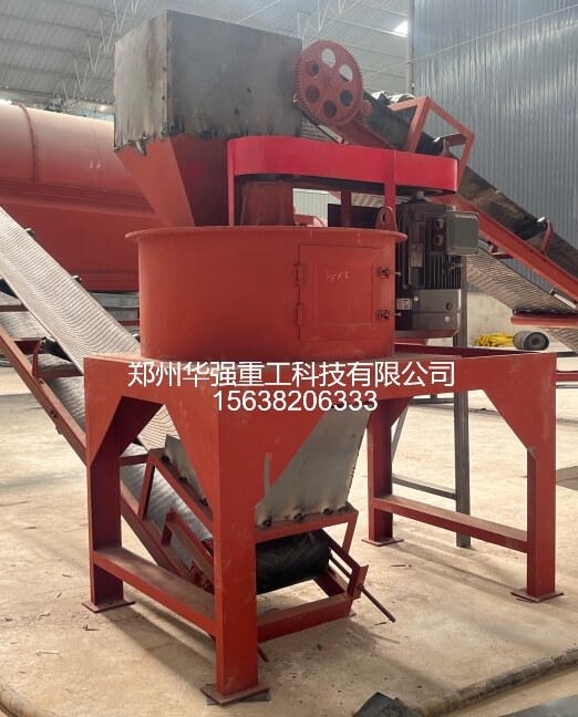 华强重工立式粉碎机，发酵粪便秸秆破碎现场出料